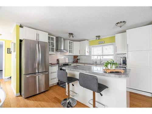 208 Greenbriar Bay, Fort Mcmurray, AB - Indoor Photo Showing Kitchen With Upgraded Kitchen