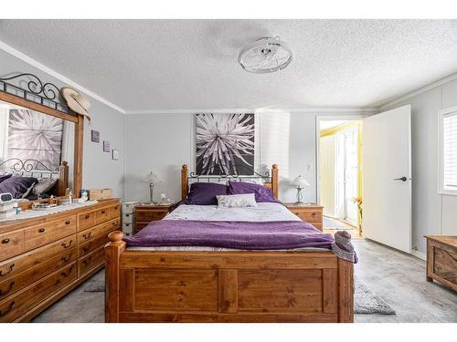 208 Greenbriar Bay, Fort Mcmurray, AB - Indoor Photo Showing Bedroom