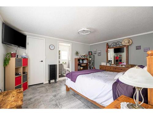 208 Greenbriar Bay, Fort Mcmurray, AB - Indoor Photo Showing Bedroom