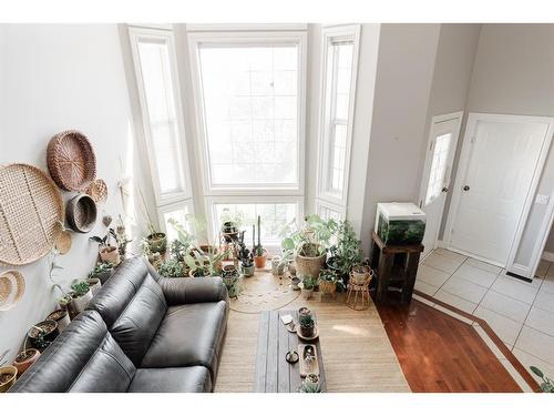 114 Bussieres Drive, Fort Mcmurray, AB - Indoor Photo Showing Living Room