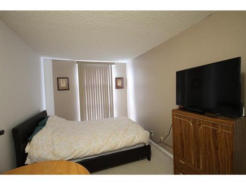 1646-21 Macdonald Drive, Fort Mcmurray, AB - Indoor Photo Showing Bedroom