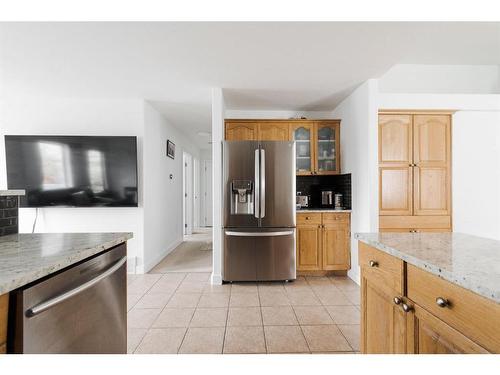 490 Pacific Crescent, Fort Mcmurray, AB - Indoor Photo Showing Kitchen