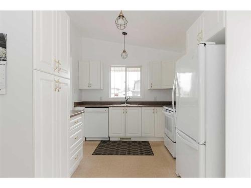 152 Webb Drive, Fort Mcmurray, AB - Indoor Photo Showing Kitchen