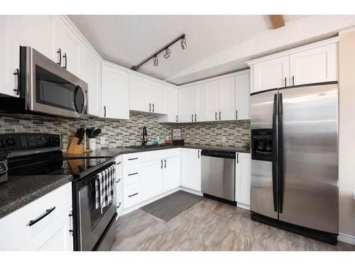 176 Cokerill Crescent, Fort Mcmurray, AB - Indoor Photo Showing Kitchen With Stainless Steel Kitchen With Upgraded Kitchen