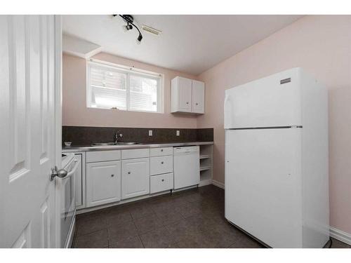 220 Sparrow Hawk Drive, Fort Mcmurray, AB - Indoor Photo Showing Kitchen