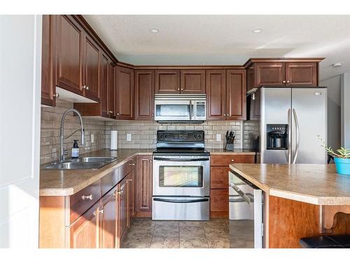 32-193 O'Coffey Crescent, Fort Mcmurray, AB - Indoor Photo Showing Kitchen With Double Sink