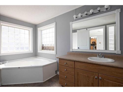 389 Mckinlay Crescent, Fort Mcmurray, AB - Indoor Photo Showing Bathroom