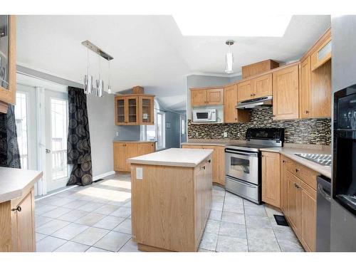 389 Mckinlay Crescent, Fort Mcmurray, AB - Indoor Photo Showing Kitchen