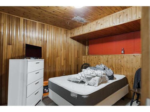 61 Alberta Drive, Fort Mcmurray, AB - Indoor Photo Showing Bedroom