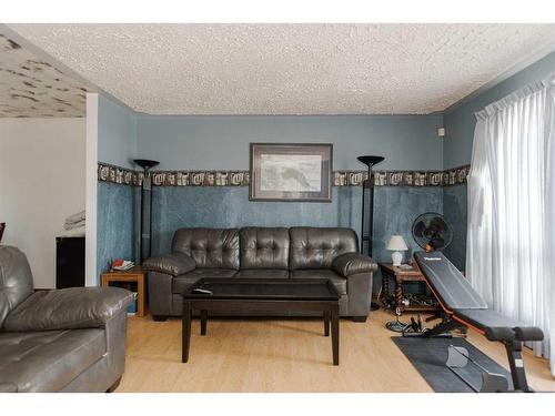 61 Alberta Drive, Fort Mcmurray, AB - Indoor Photo Showing Living Room