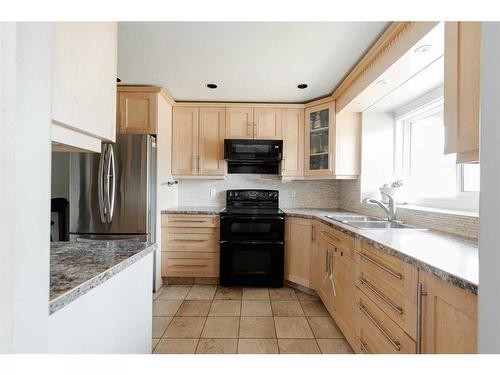 105 Graham Place, Fort Mcmurray, AB - Indoor Photo Showing Kitchen With Double Sink