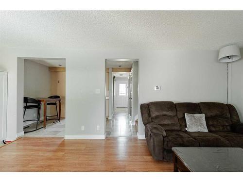 105 Graham Place, Fort Mcmurray, AB - Indoor Photo Showing Living Room