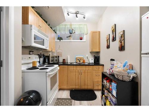 113 Pliska Crescent, Fort Mcmurray, AB - Indoor Photo Showing Kitchen