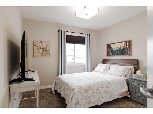 18-300 Sparrow Hawk Drive, Fort Mcmurray, AB - Indoor Photo Showing Bedroom