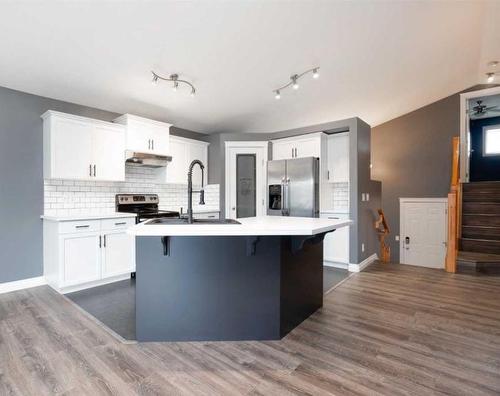 157 Pickles Crescent, Fort Mcmurray, AB - Indoor Photo Showing Kitchen With Upgraded Kitchen