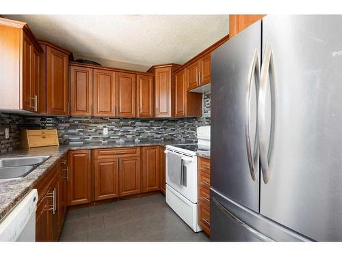 108 Piven Place, Fort Mcmurray, AB - Indoor Photo Showing Kitchen