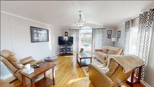 381 Greenwich Lane, Fort Mcmurray, AB - Indoor Photo Showing Living Room