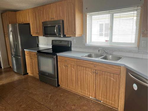 189 Couture Lane, Fort Mcmurray, AB - Indoor Photo Showing Kitchen With Double Sink