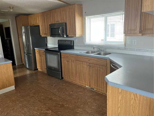 189 Couture Lane, Fort Mcmurray, AB - Indoor Photo Showing Kitchen With Double Sink