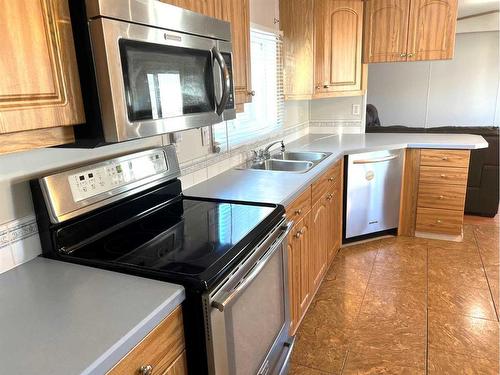 189 Couture Lane, Fort Mcmurray, AB - Indoor Photo Showing Kitchen With Double Sink