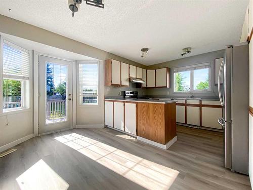 237 Beaton Place, Fort Mcmurray, AB - Indoor Photo Showing Kitchen