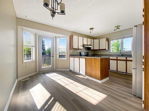 237 Beaton Place, Fort Mcmurray, AB - Indoor Photo Showing Kitchen