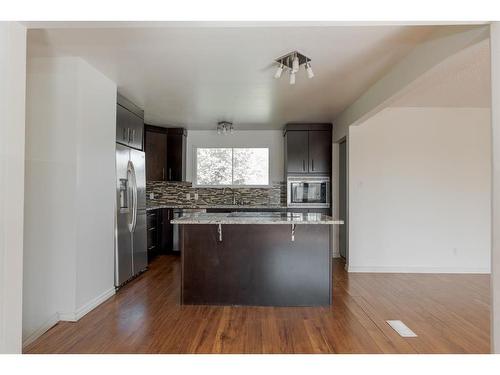 453 Signal Road, Fort Mcmurray, AB - Indoor Photo Showing Kitchen With Upgraded Kitchen