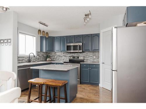 121 Coles Bay, Fort Mcmurray, AB - Indoor Photo Showing Kitchen With Upgraded Kitchen