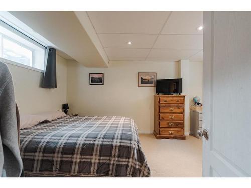 121 Coles Bay, Fort Mcmurray, AB - Indoor Photo Showing Bedroom