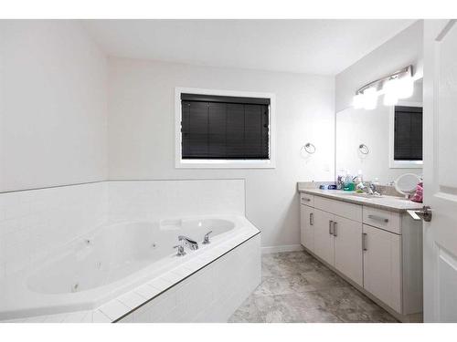 26-120 Warren Way, Fort Mcmurray, AB - Indoor Photo Showing Bathroom