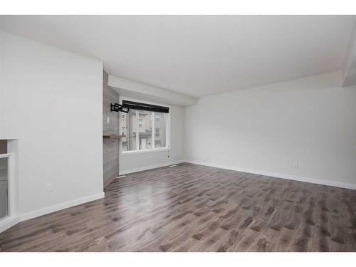 26-120 Warren Way, Fort Mcmurray, AB - Indoor Photo Showing Living Room