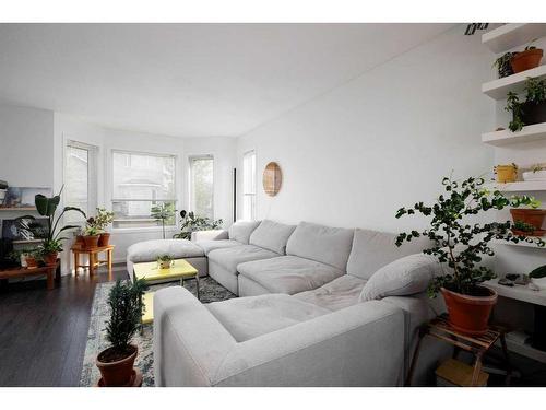 301-104 Loutit Road, Fort Mcmurray, AB - Indoor Photo Showing Living Room