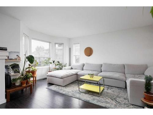 301-104 Loutit Road, Fort Mcmurray, AB - Indoor Photo Showing Living Room