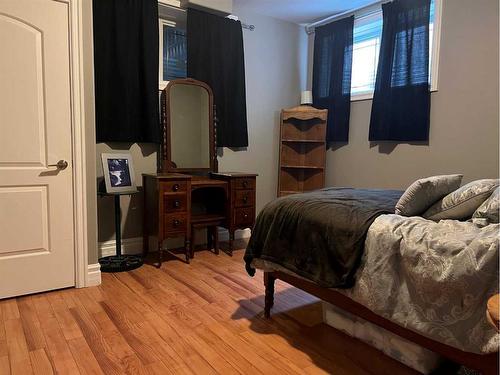 273 Walnut Crescent, Fort Mcmurray, AB - Indoor Photo Showing Bedroom