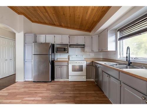 105 Ball Place, Fort Mcmurray, AB - Indoor Photo Showing Kitchen With Double Sink