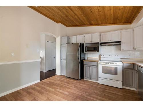 105 Ball Place, Fort Mcmurray, AB - Indoor Photo Showing Kitchen