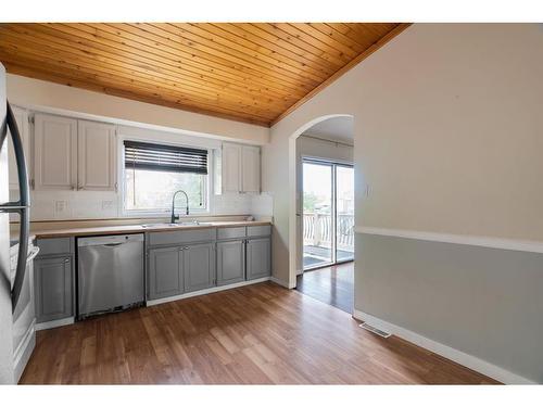 105 Ball Place, Fort Mcmurray, AB - Indoor Photo Showing Kitchen