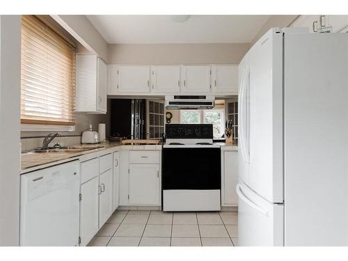 117 Wapiti Crescent, Fort Mcmurray, AB - Indoor Photo Showing Kitchen With Double Sink