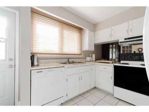 117 Wapiti Crescent, Fort Mcmurray, AB - Indoor Photo Showing Kitchen