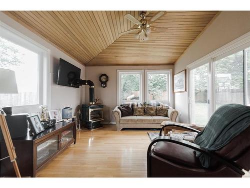 117 Wapiti Crescent, Fort Mcmurray, AB - Indoor Photo Showing Living Room