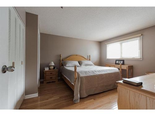 117 Wapiti Crescent, Fort Mcmurray, AB - Indoor Photo Showing Bedroom