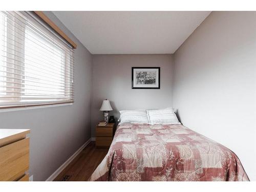 117 Wapiti Crescent, Fort Mcmurray, AB - Indoor Photo Showing Bedroom