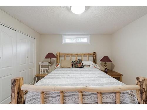 117 Wapiti Crescent, Fort Mcmurray, AB - Indoor Photo Showing Bedroom