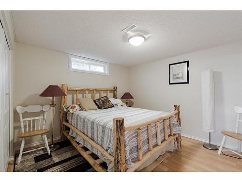 117 Wapiti Crescent, Fort Mcmurray, AB - Indoor Photo Showing Bedroom