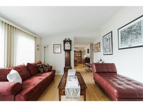 117 Wapiti Crescent, Fort Mcmurray, AB - Indoor Photo Showing Living Room