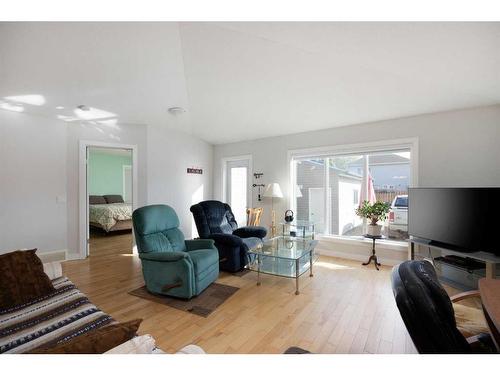 253 Starling Street, Fort Mcmurray, AB - Indoor Photo Showing Living Room