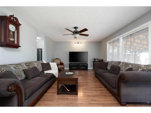 13 Bennett Crescent, Fort Mcmurray, AB - Indoor Photo Showing Living Room