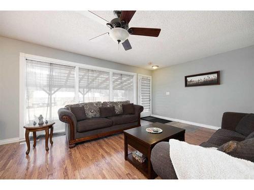 13 Bennett Crescent, Fort Mcmurray, AB - Indoor Photo Showing Living Room