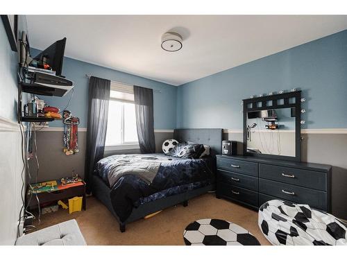 205 Diamondstone Ridge, Fort Mcmurray, AB - Indoor Photo Showing Bedroom