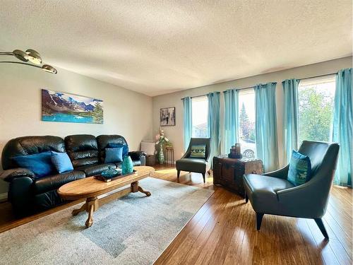 10306 104 Ave, Lac La Biche, AB - Indoor Photo Showing Living Room